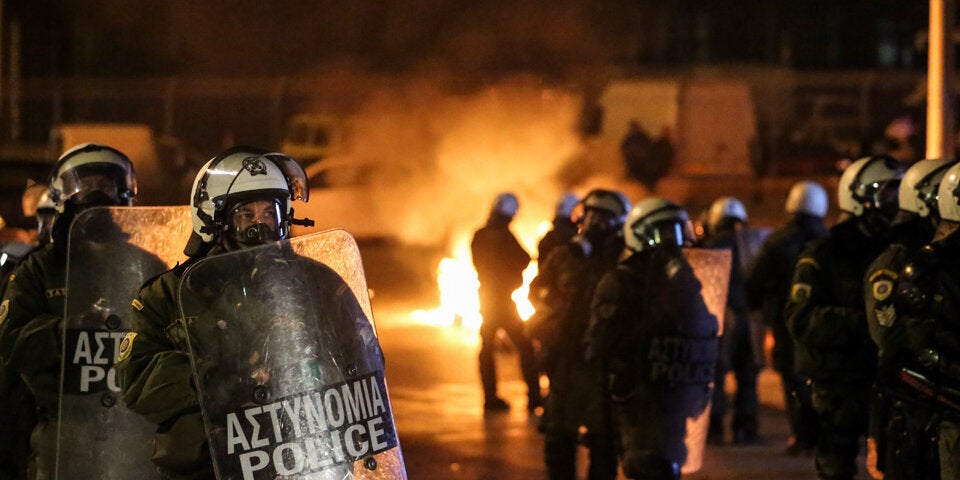 Proteste gegen Migranten-Lager eskalieren