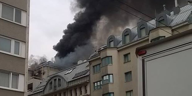 Rauchschwaden über Wien: Dachbrand auf Baustelle