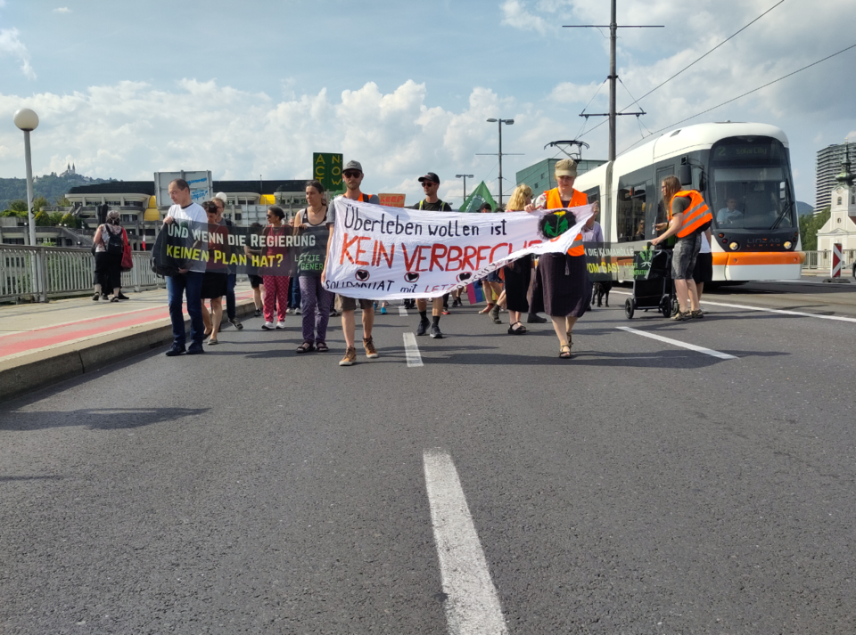 Demo in Linz gegen Razzien bei deutschen Klimaschutzaktivisten