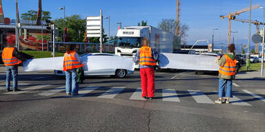 Rettungsauto blockiert: Klima-Klebern drohen 3 Monate Haft