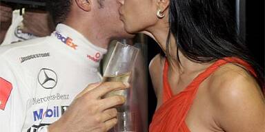 Hier feiert Hamilton mit seiner Pussycat Doll