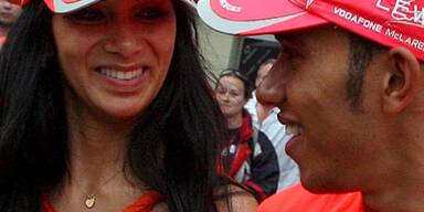 Hier feiert Hamilton mit seiner Pussycat Doll