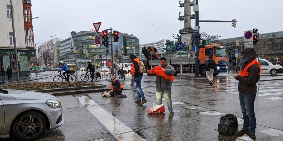 Klima-Protest am Praterstern: 18 Kleber festgenommen