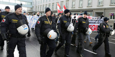 Linz: Pegida-Demo von Gegnern blockiert