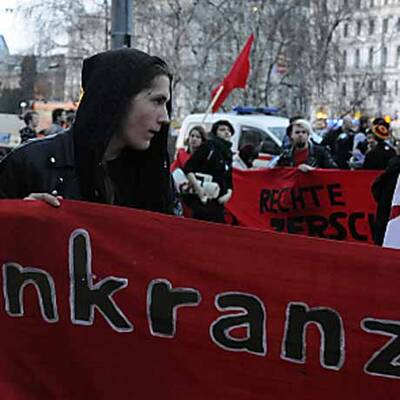 Lichtertanz gegen Rosenkranz