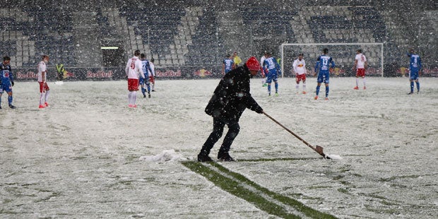 Schnee-Chaos: Erstliga-Partie abgebrochen