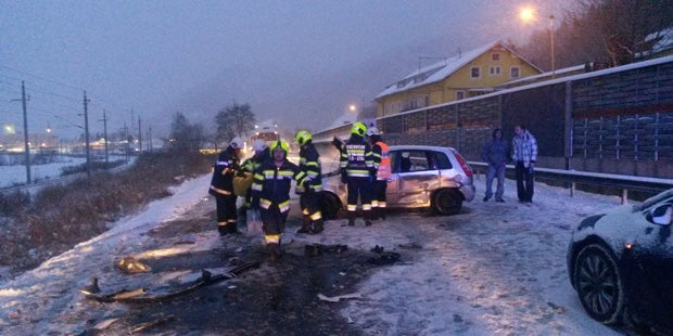 Schnee sorgt für Crash-Chaos