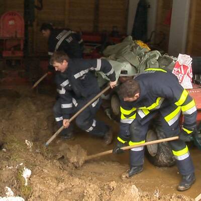 Feuerwehrleute bei Aufräumarbeiten im Bezirk Lieze