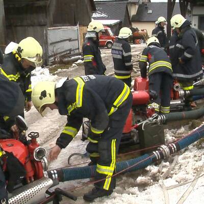 Feuerwehrleute bei Aufräumarbeiten im Bezirk Lieze