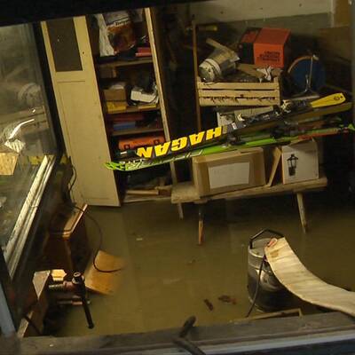 Feuerwehrleute bei Aufräumarbeiten im Bezirk Lieze