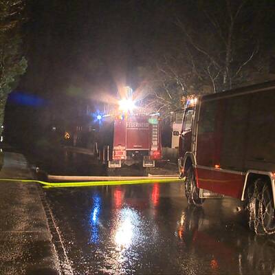 Feuerwehrleute bei Aufräumarbeiten im Bezirk Lieze