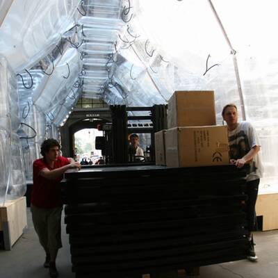 Letzte Vorbereitungen an der Bühne