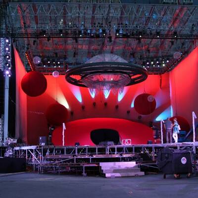 Letzte Vorbereitungen an der Bühne