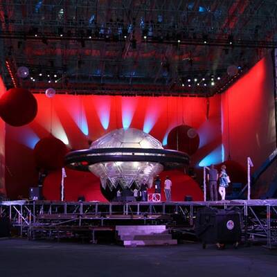 Letzte Vorbereitungen an der Bühne