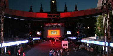 Ein Riesen-Ufo am Rathausplatz