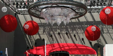 Ein Riesen-Ufo am Rathausplatz