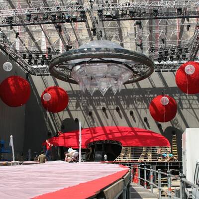 Letzte Vorbereitungen an der Bühne