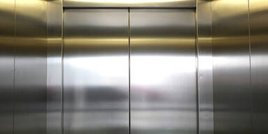 Priester blieb nach Messe im Lift stecken