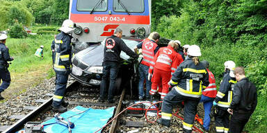 Auto von Zug erfasst - Frau schwer verletzt 