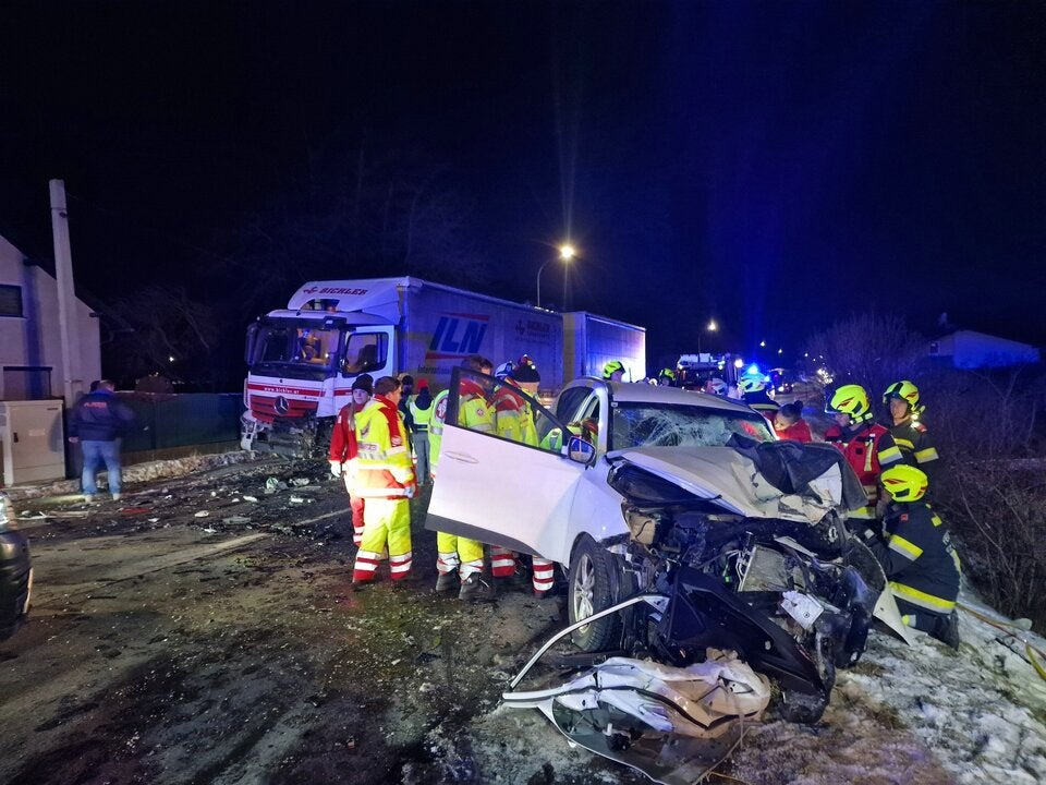 Frontalcrash mit LKW: Autofahrer (77) sofort tot