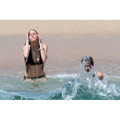 Lindsay & Sam: Hand in Hand am Strand