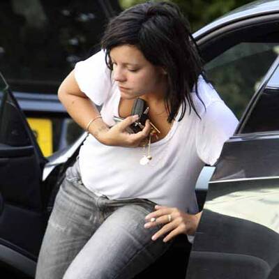 Busenblitzer! Lily Allen steigt aus dem Auto aus.
