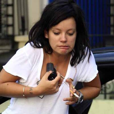 Busenblitzer! Lily Allen steigt aus dem Auto aus.