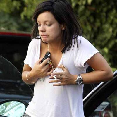 Busenblitzer! Lily Allen steigt aus dem Auto aus.