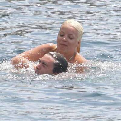 Lily Allen arbeitet an der nahtlosen Bräune.