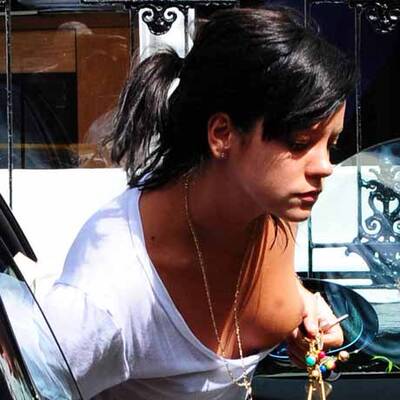 Busenblitzer! Lily Allen steigt aus dem Auto aus.