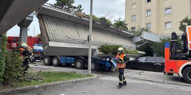 Br&uuml;cke st&uuml;rzte am Mittwochfr&uuml;h auf Lkw.