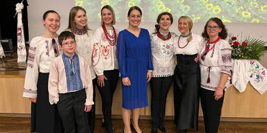 Interkulturelle Zusammenkunft am Laufsteg.