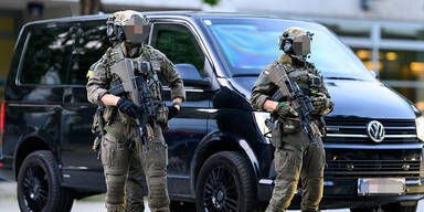 Klima-Aktivisten seilen sich von Brücke ab - Polizei schwer bewaffnet