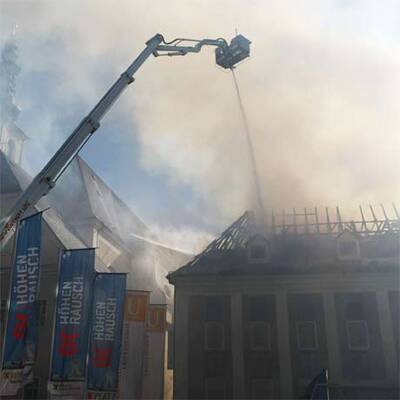 Linzer Ursulinenhof steht in Flammen