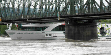 Schiff bleibt fast unter Brücke stecken