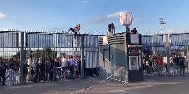 Anpfiff verzögert: Fans stürmten Stadion