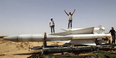 NATO fliegt Angriffe bis Gaddafi stürzt