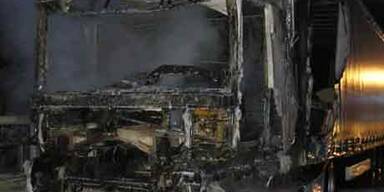 Lkw auf Autobahn in Flammen aufgegangen