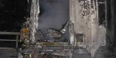 Lkw auf Autobahn in Flammen aufgegangen