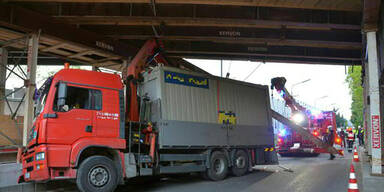 Lkw rammte in Wien Fußgängerbrücke