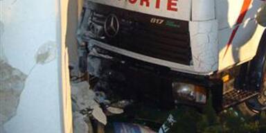 Lkw kracht in Hauswand