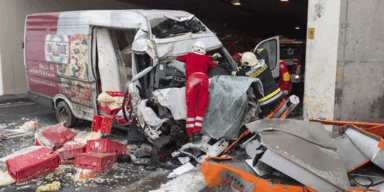 Lkw-Lenker krachte in Tunnel-Wand