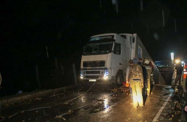 Familien-Drama: Kartoffel-Laster zerquetscht Pkw