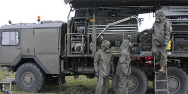 Bundesheer-Lkw kracht in Betonleitwand