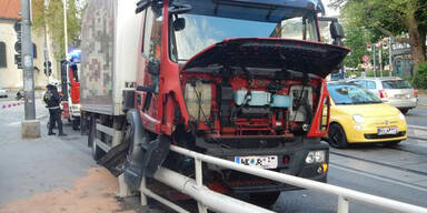 Lkw krachte in Fußgängerabsperrung