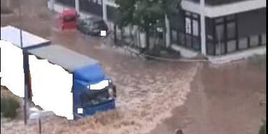 Fahndung nach Fahrer: Lkw l&ouml;st Flutwelle aus