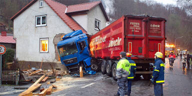 LKW kracht in Haus - Fahrer tot