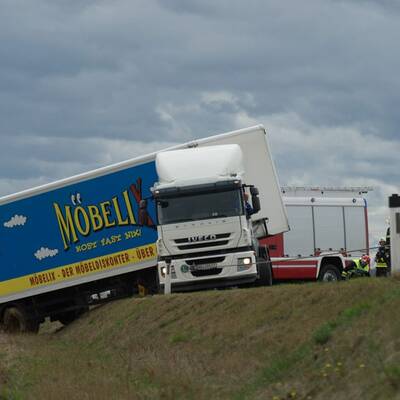 Planenanhänger wurde auf der B17 in Traiskirchen-Möllersdorf auf die Badener Bahn geschleudert