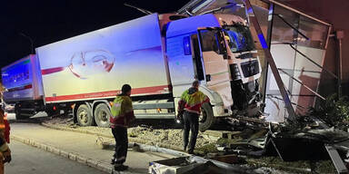 Lkw crasht in Geb&auml;ude