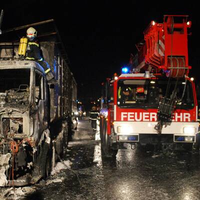 Lkw völlig abgebrannt